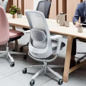 HÅG SoFi Mesh 7500 ergonomische bureaustoel in grijs aan een bureau