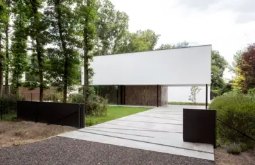 Moderne witte villa, gebouwd door BowBow