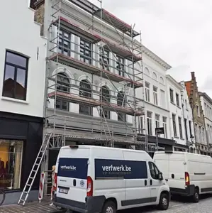 Schildersbedrijf Verfwerk geschilderde klassieke gevel in stad Brugge met steiger aan de facade door huisschilders uit Brugge centrum verfwerk bv Jeroen Vanoverberghe