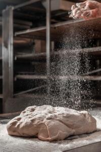 Bakkerij Stefaan - Jouw warme bakker in Torhout - Deeg bestrooid met bloem