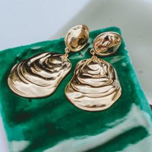Seashell XL oorbellen — stekeroorbellen van 5,5cm met hangende schelp in stainless steel, bij Billy Rose