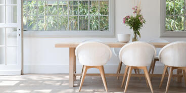 tafels en stoelen