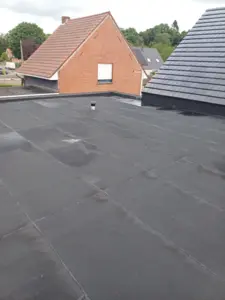 Een plat dak nodig voor je aanbouw, bijgebouw of garage? Contacteer DK Dak uit Rijkevorsel vandaag nog.