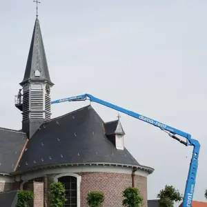 Huisschilder van verfwerk schildersbedrijf verft houten schrijnwerk van kerktoren met hoogtewerker in West-Vlaanderen Jeroen Vanoverberghe