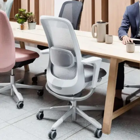 HÅG SoFi Mesh 7500 ergonomische bureaustoel in grijs aan een bureau