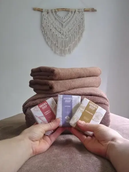 Boek eenvoudig 3 massages voor een terugkerend moment van rust en ontspanning. Ontvang een Adama Zeepje als bedanking voor het engagement.