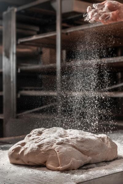 Bakkerij Stefaan - Jouw warme bakker in Torhout - Deeg bestrooid met bloem