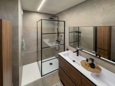 Make-over badkamer met walk-in douche — na renovatie