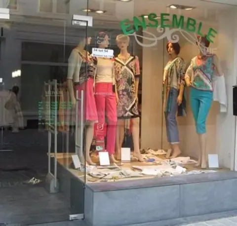 Vitrine damesboetiek Ensemble