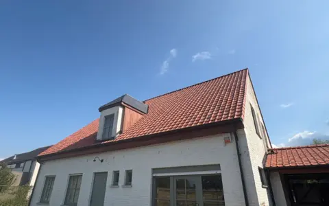 Gerenoveerd hellend dak met Koramic dakpannen en koperen dakkapel in Averbode