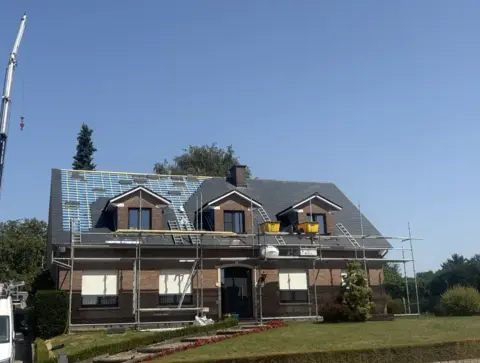 Dakrenovatie met sarking-isolatieplaten op het dak, in de stelling