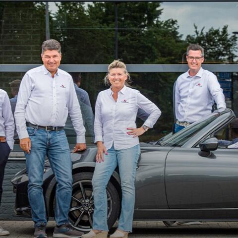 Ons team verkoopt met passie vanuit onze eigen garage aan de beste prijs met uitgebreide garantie