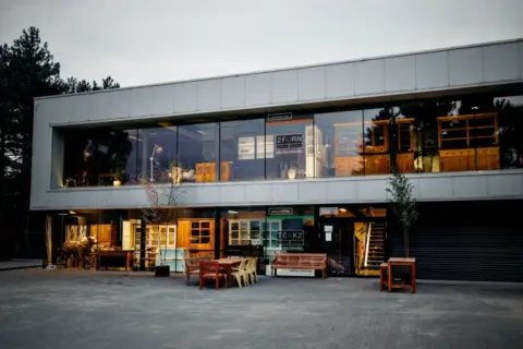 Meubelwinkel teak & witte meubelen in moderne & landelijke stijl. Kwaliteit & vakmanschap uit Indonesië. Webshop + showroom België, Pelt. Linker aanzicht pand op Lodewijk de Raetlaan 3.