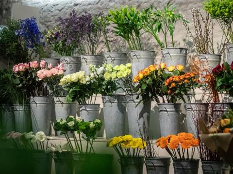 Bloemstukken naar wens met dagverse bloemen.