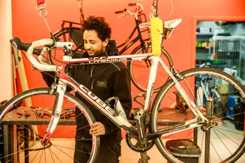 Werknemer de Wielredders aan het werk met een racefiets