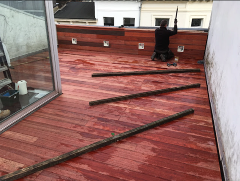 Houten terras laten plaatsen, reinigen of onderhouden in Vlaanderen en Brussel door De Terrasreiniger, 25 jaar ervaring