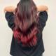 Klant met prachtig golvend haar in rood-zwarte balayage, gestyled bij High Hair.