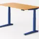 Jaswig elektrisch zit-sta bureau met bamboe blad en blauw onderstel met driekolomspoot