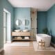 Moderne badkamer met blauwe muren