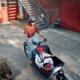 Vrouw met kind in Riese & Muller bakfiets