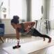 Vrouw die thuis fitness doet