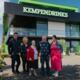 Groepsfoto van familieleden voor de gevel van Kempendrinks.
