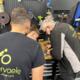 drie technici van fietsen vervaele werken samen aan reparatie in een werkplaats met gereedschap aan de muur