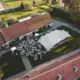 Luchtfoto van een huwelijk in Damme, genomen door dronepiloot Dries Bentein.