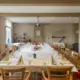 Lange gedekte feesttafel in de feestzaal van Den Brugwachter