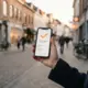 Een hand met een gsm waarop een afspraak net bevestigd is