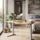 Jaswig zit-sta bureau met bamboe blad en wit frame opgesteld in moderne kantooromgeving