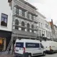 Schildersbedrijf Verfwerk geschilderde klassieke gevel in stad Brugge met steiger aan de facade door huisschilders uit Brugge centrum verfwerk bv Jeroen Vanoverberghe