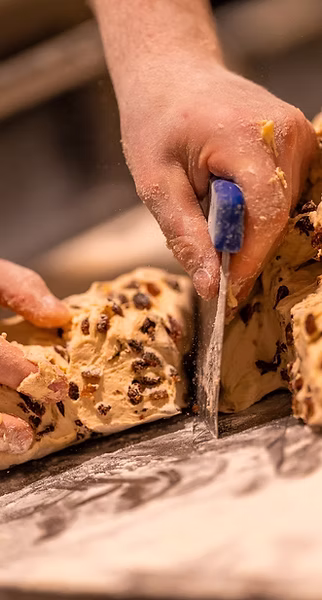 Ambachtelijk brood, broodjes en koffiekoeken op de markt