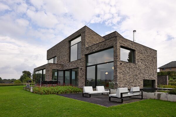 Totaalrenovatie, maatmeubilair en ramen op maat
