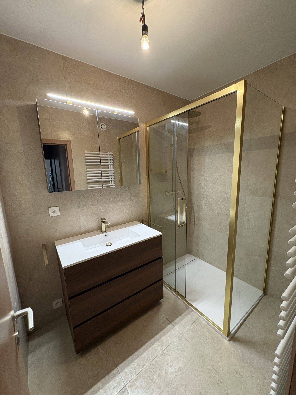 Badkamer, keuken, elektriciteit en gevelisolatie: renovatie door Apollon Construction in Dilbeek